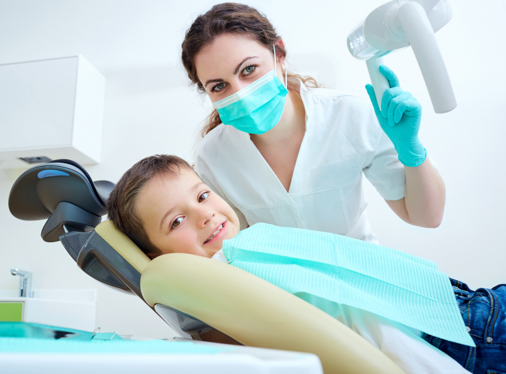 Бесплатный осмотр стоматолога-терапевта и лечение кариеса со скидкой 15% для детей до 16 лет